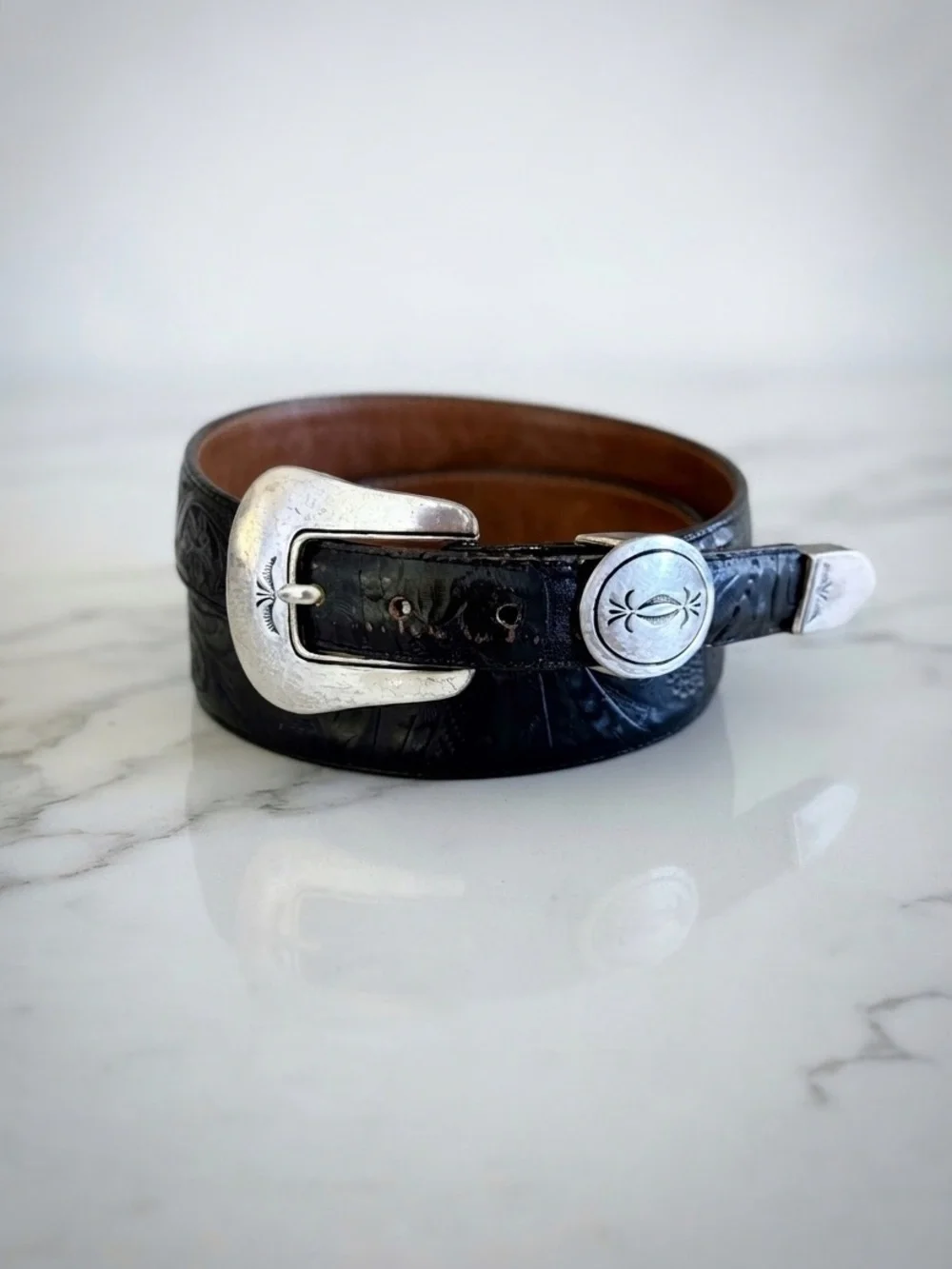 Vintage Justin Western Belt, Black Tooled (Embossed) Floral Leather sz. 30 - Picture 4 of 17